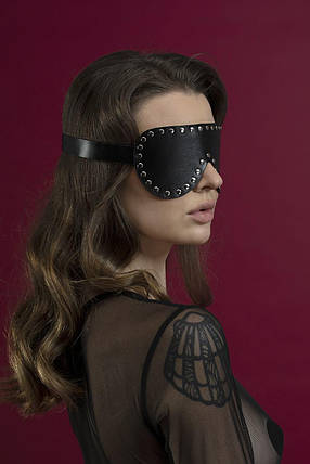 Маска на очі із заклепками Feral Feelings - Blindfold Mask, натуральна шкіра, чорна SO3415, фото 2