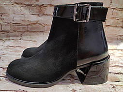 Жіночі замшеві чорні короткі черевики на підборі в 40-му розмірі