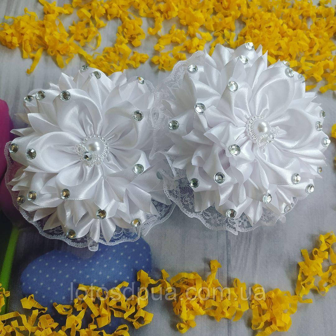 Бант школьный на резинке для волос Блестящая камелия (бантик белый ...