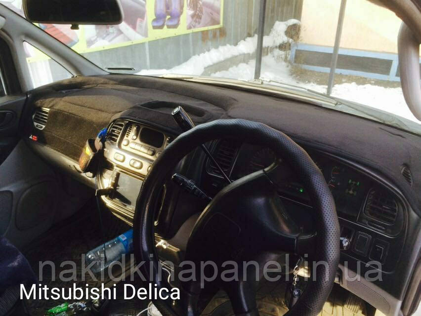 Накидка на панель приладів MITSUBISHI Delica (4 пок., с айрбаком пассаж, и чашей по центру ) 1994-2007