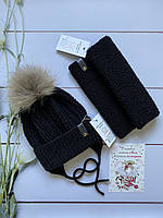 Зимний тёплый детский вязаный набор шапка на завязках и хомут с натуральным меховым бубоном ручной работы.