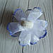Білий бант з різьблених пелюсток з обрамленням синього кольору 9 см, фото 3