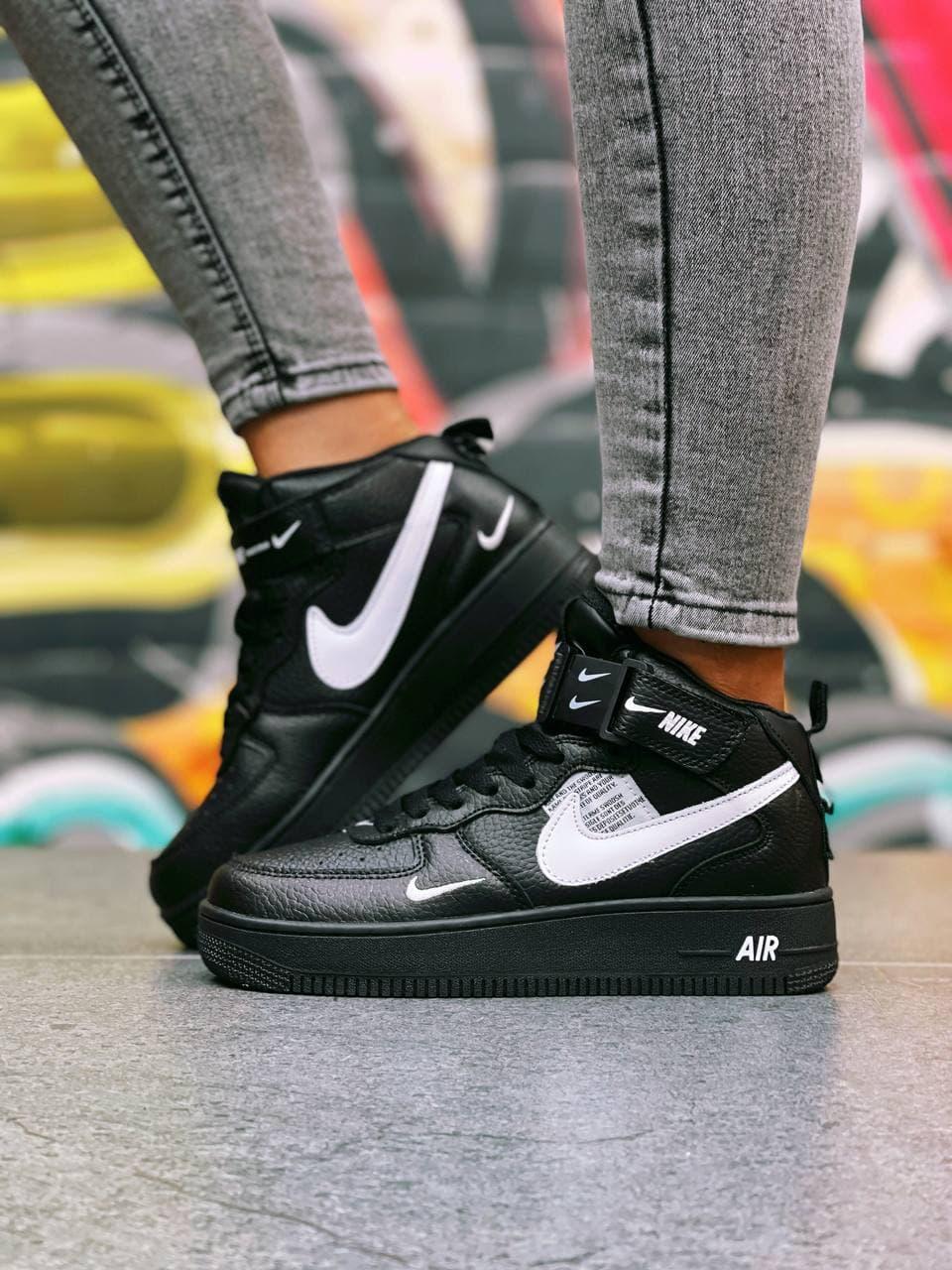 Женские кожаные черные с белым унисекс кроссовки Nike Air Force 1 Mid Utility. Высокие найк аир форсы 1 мид. - фото 3 - id-p1465659734