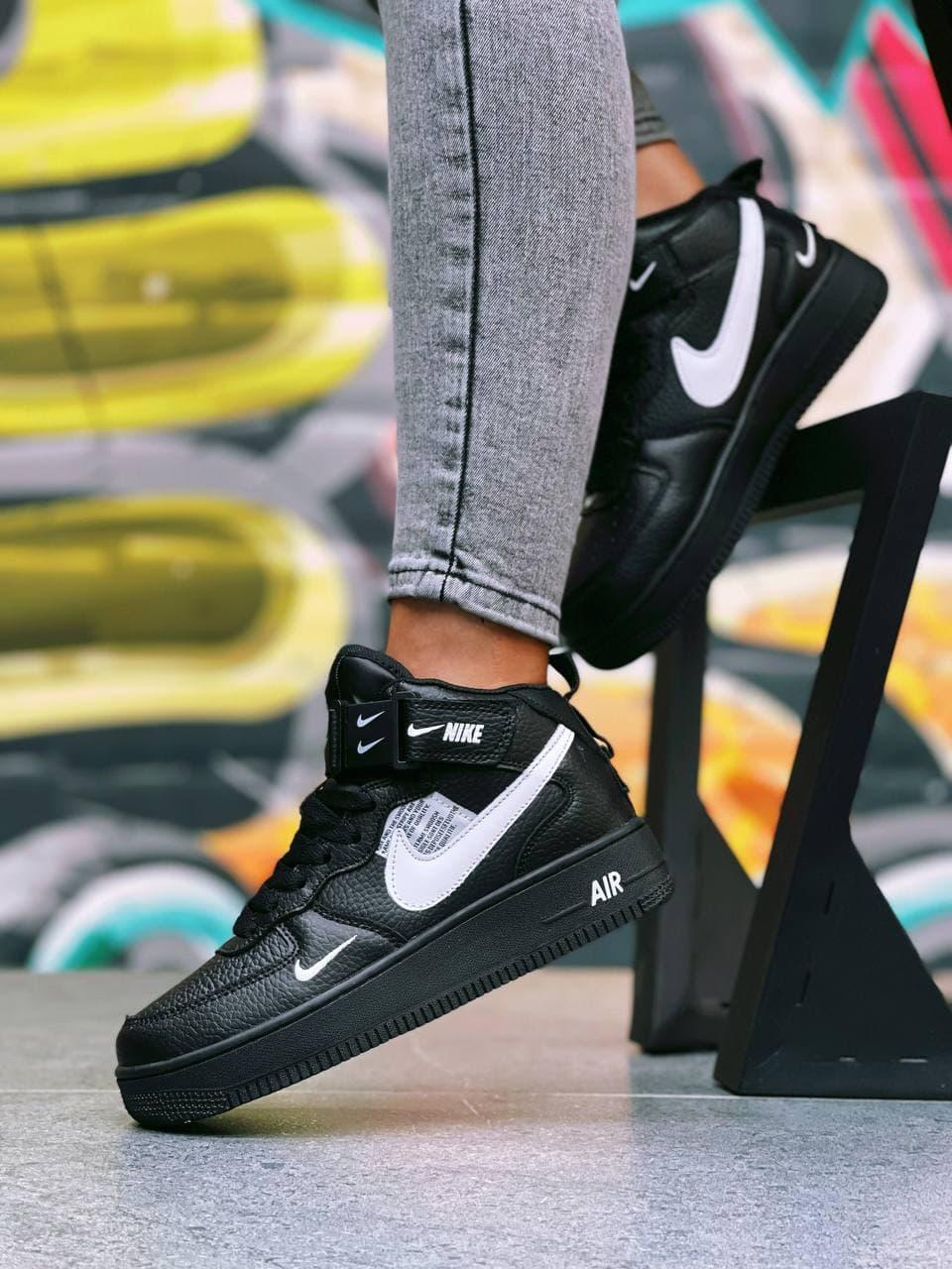 Женские кожаные черные с белым унисекс кроссовки Nike Air Force 1 Mid Utility. Высокие найк аир форсы 1 мид. - фото 10 - id-p1465659734