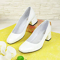 Туфли лаковые женские на невысоком каблуке, цвет белый