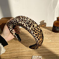 Дутый обруч для волос из бархатной ткани с мелким леопардовым принтом.