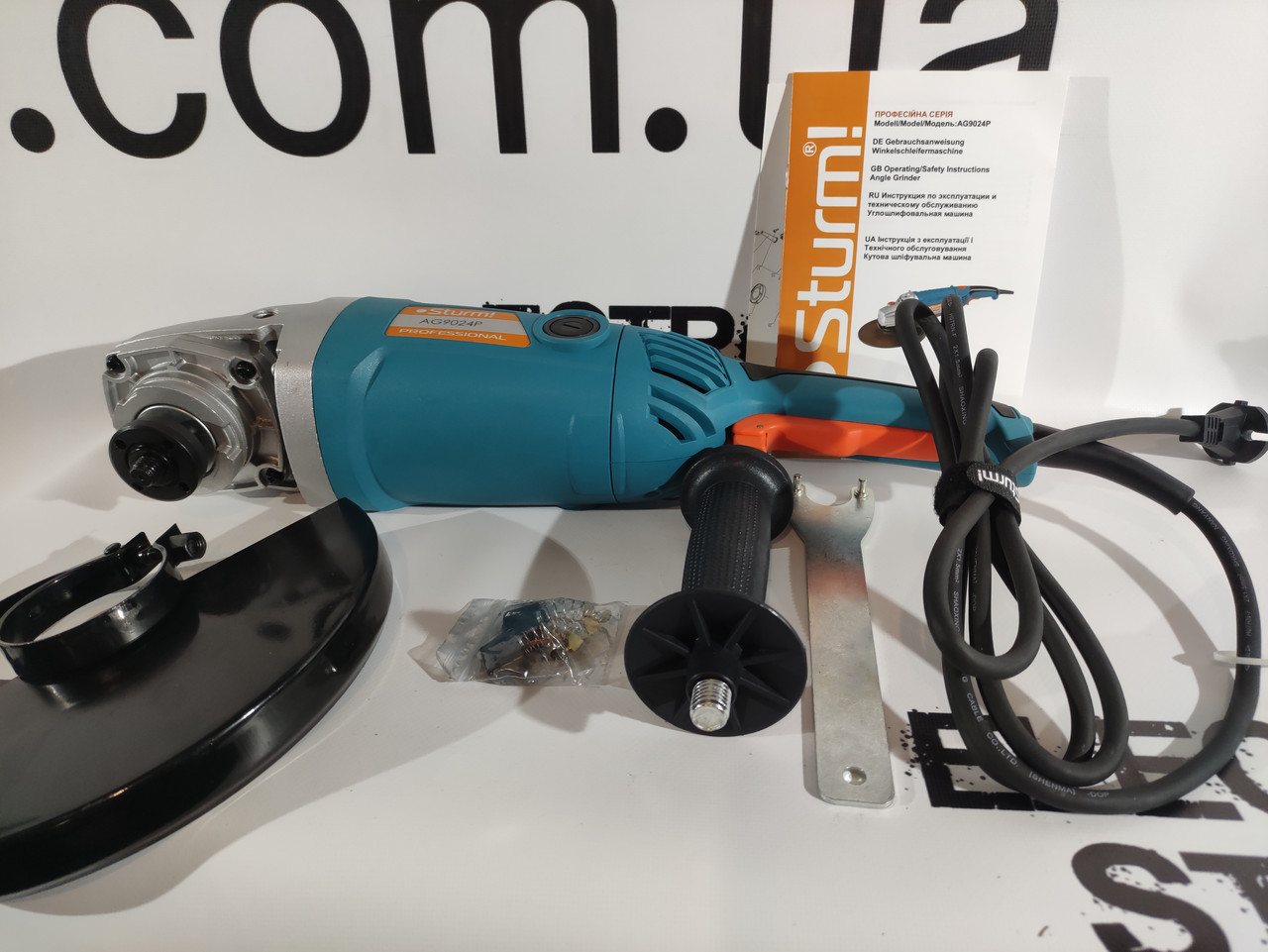 Кутова шліфувальна машина Sturmax AGM9024P для точного різання та шліфування будівельних матеріалів, 2400 Вт