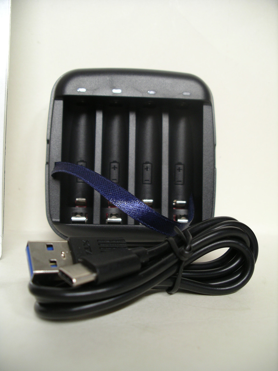 Зарядний пристрій XTAR BC4 для акумуляторів Li-ion 1.5 V і NiMH 1.2V
