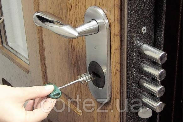 Пристрій дверного замка з засувкою