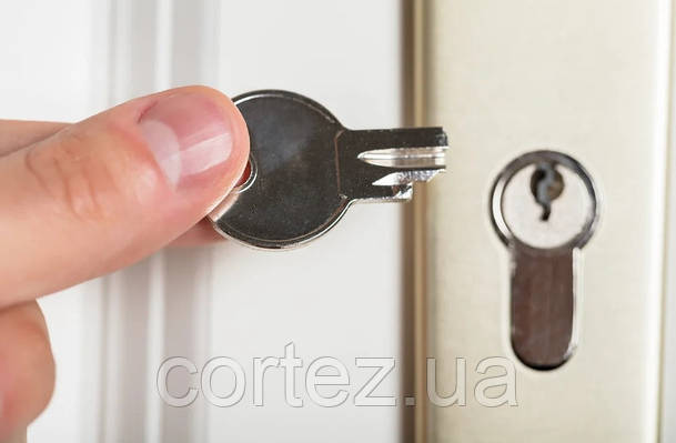 Застрял или сломался ключ в замке двери: что делать