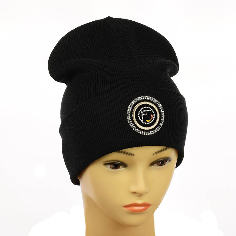 Молодіжна шапка з декором "Fendi" чорний