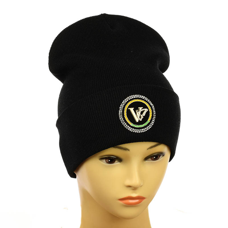 Молодіжна шапка з декором "VLTN" чорний