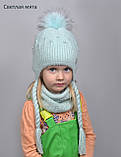 Дитяча Зимова шапка для дівчинки Зефір, шапка з пухнастої пряжі на флісі. Шапка з косами. Колір синій, фото 6
