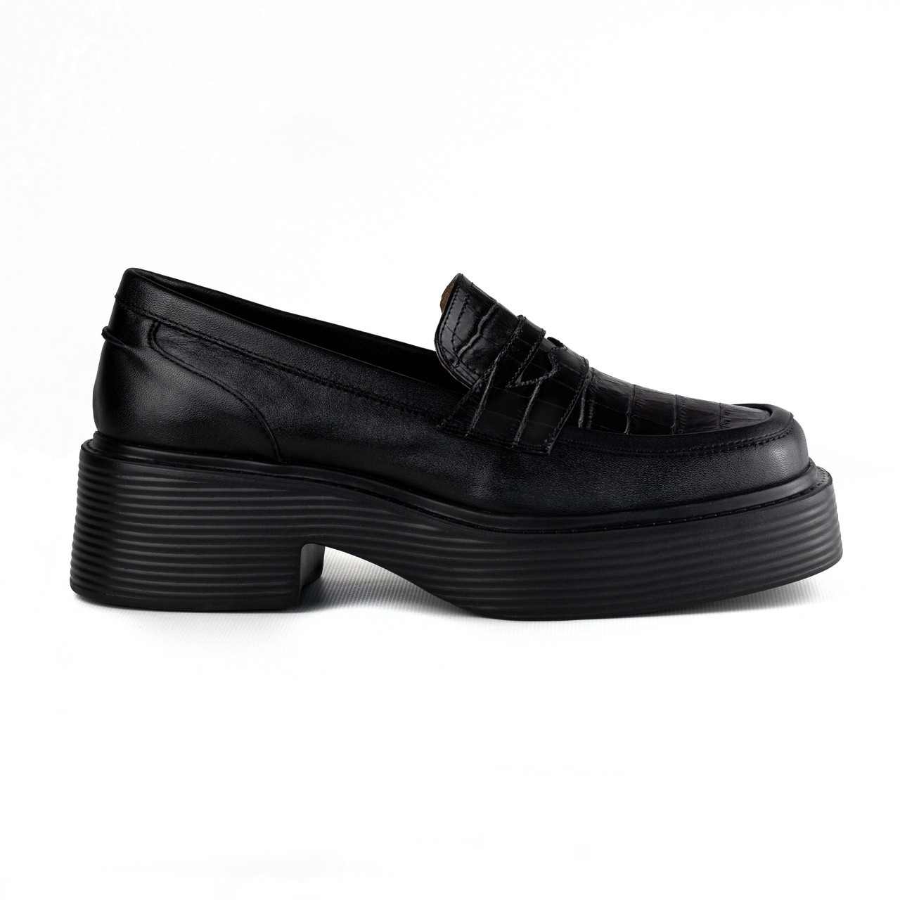Лофери жіночі на масивній підошві чорні шкіряні туфлі жіночі 36-40 woman's heel на широкому каблуці