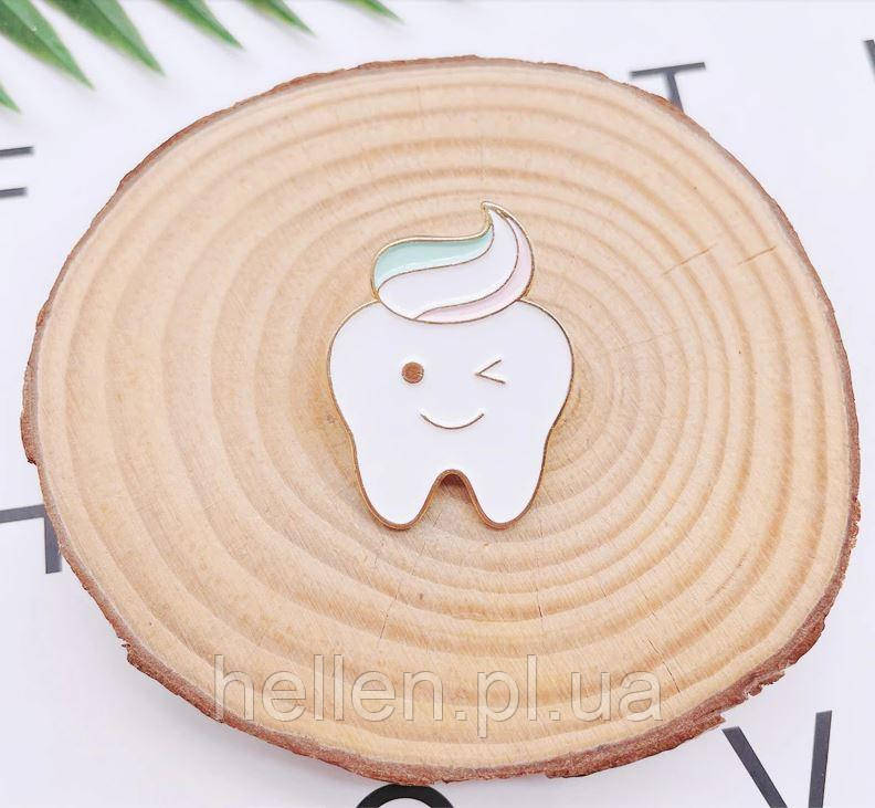 Медична брошка "Зуб з посмішкою"