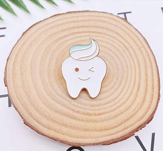 Медична брошка "Зуб з посмішкою", фото 1