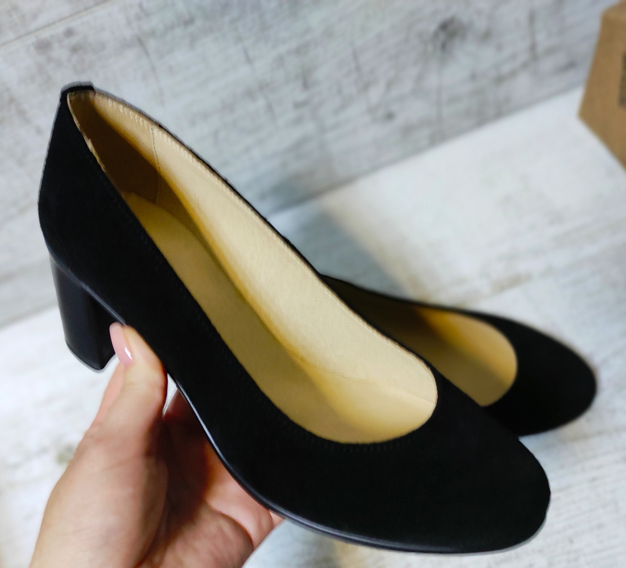 Жіночі натуральні замшеві чорні туфлі човника на підборах, фото 1