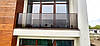 Скляні огорожі сходів та балконів на стійках з порошковим фарбуванням по Ral, фото 7