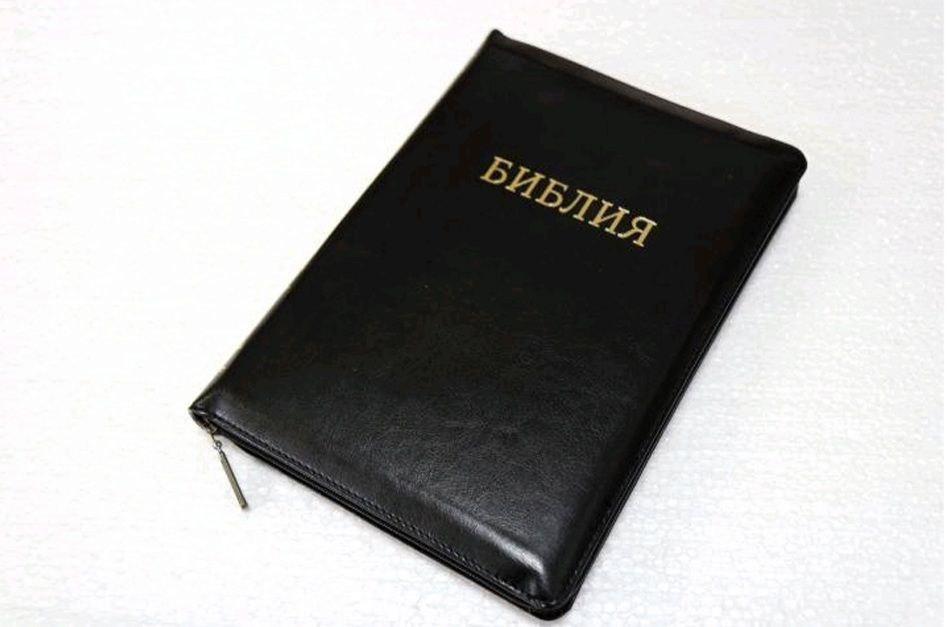 Біблія чорного кольору, 17х24 см, кожазаменитель, з замочком, золотий зріз