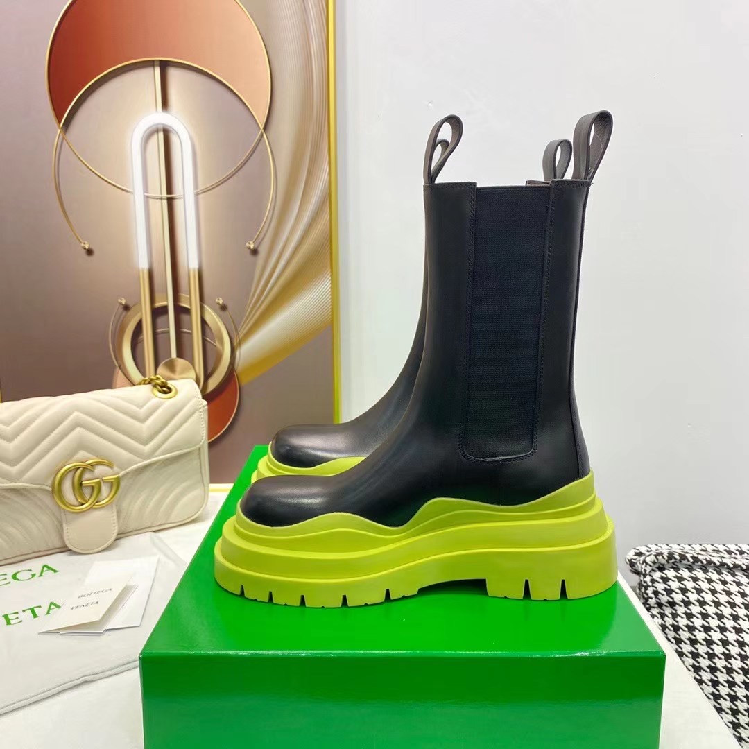Жіночі чорні високі черевики — челсі Ботега Венета Bottega Veneta Tire з неоновою підошвою зеленою