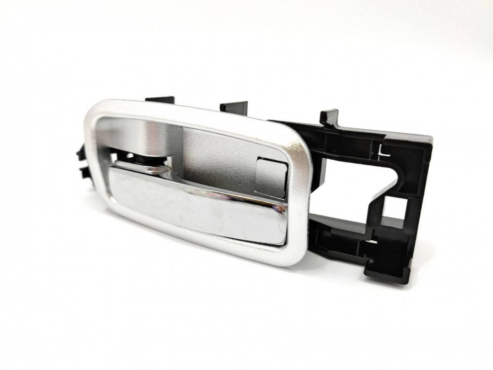 

Ручка двери внутренняя передняя левая серая Джили СК/СК2 Geely CK/CK2 1018006374