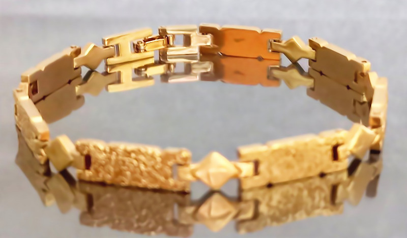 Браслет Аthena зі сталі. Позолота 18К. Довжина: 20.5 см. Ширина: 7 мм.