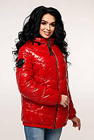 Червона лакова жіноча демісезонна куртка з капюшоном
