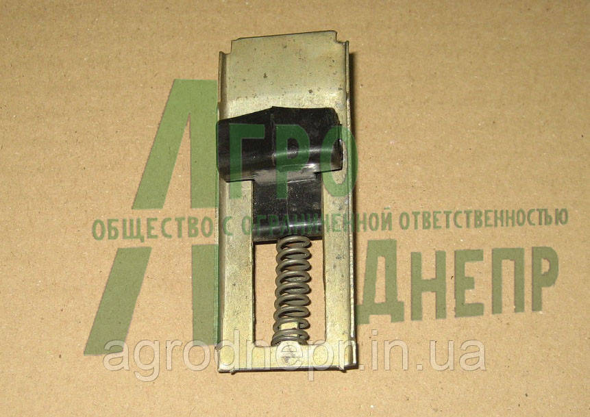 Защіпка боковини облицювання (капота) ЮМЗ 45-8402037
