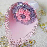 Яркий букет из 19 шоколадных роз в конусной упаковке из дизайнерской бумаги Высота букета более 40 см