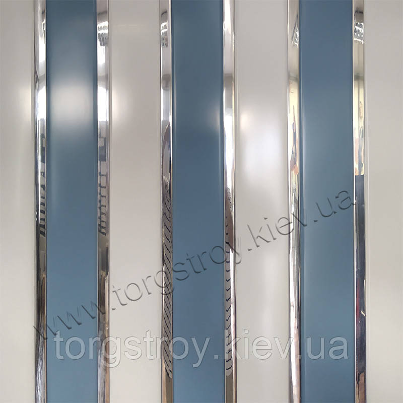 Реечный подвесной алюминиевый потолок: синий с белым и с сатиновой хромовой вставкой - фото 2 - id-p1421602000