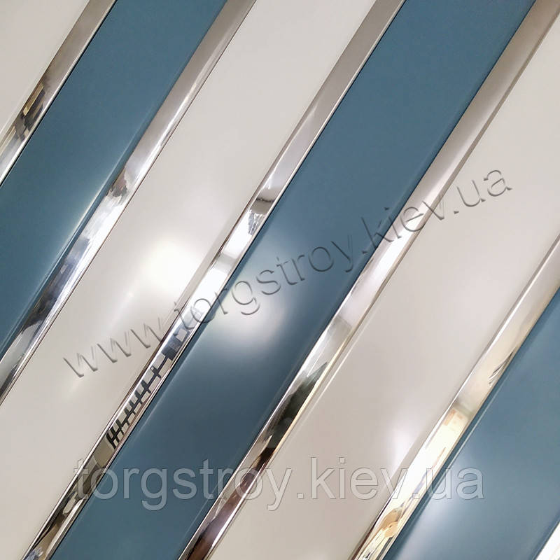 Реечный подвесной алюминиевый потолок: синий с белым и с сатиновой хромовой вставкой - фото 1 - id-p1421602000