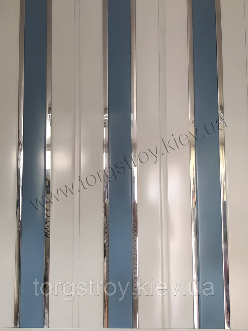 Реечный подвесной алюминиевый потолок: синий с белым и с сатиновой хромовой вставкой - фото 4 - id-p1421602000