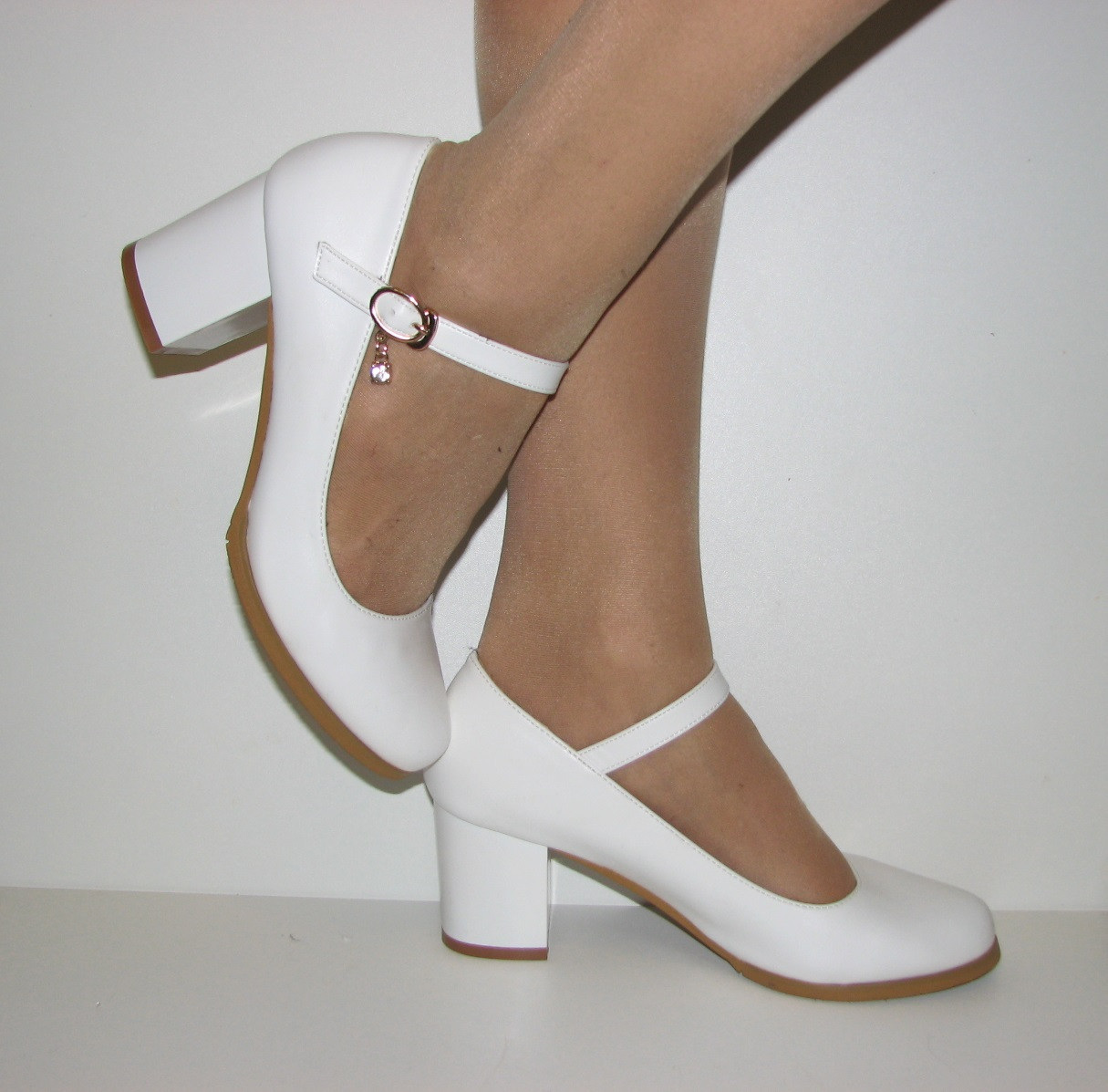 Білі туфлі жіночі матові середній стійкий каблук ремінець розмір 39