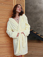 Короткий махровий стильний жіночий халат в молочному кольорі