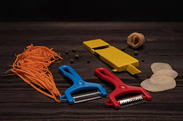 Кухонний набір дві овочечистки і дощечка "Принцеса кухні"