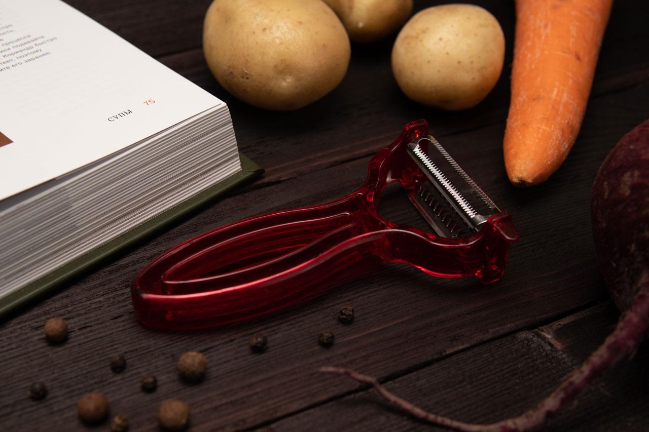 Багатофункціональний кухонний ніж овощечистка з плаваючим лезом для овочів і нарізки моркви по-корейськи - фото 1 - id-p644936578