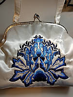Сумка з фемуаром, вишивка гладдю.Можливе виготовлення в іншому кольорі: вишивка/тканина в підходянні тонах.