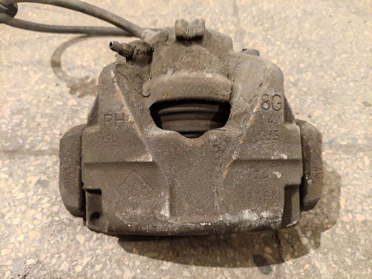 Супорт передній правий Renault Megane 3, 2008-2016, 410018218R (Б/У)
