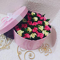 Букет из 25 шоколадных роз в шляпной коробке диаметр коробки 20 см