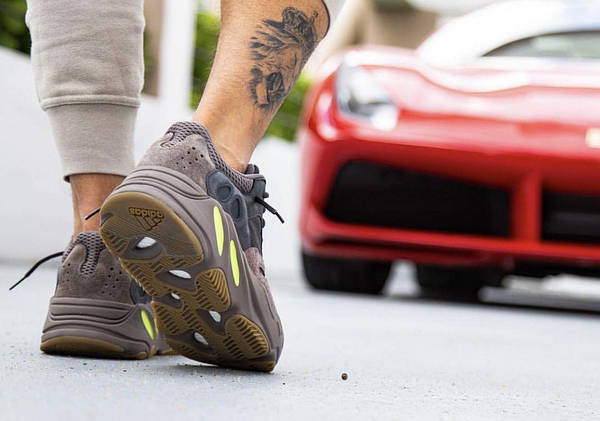 Adidas Yeezy Boost 700 Mauve BOSSCROSS