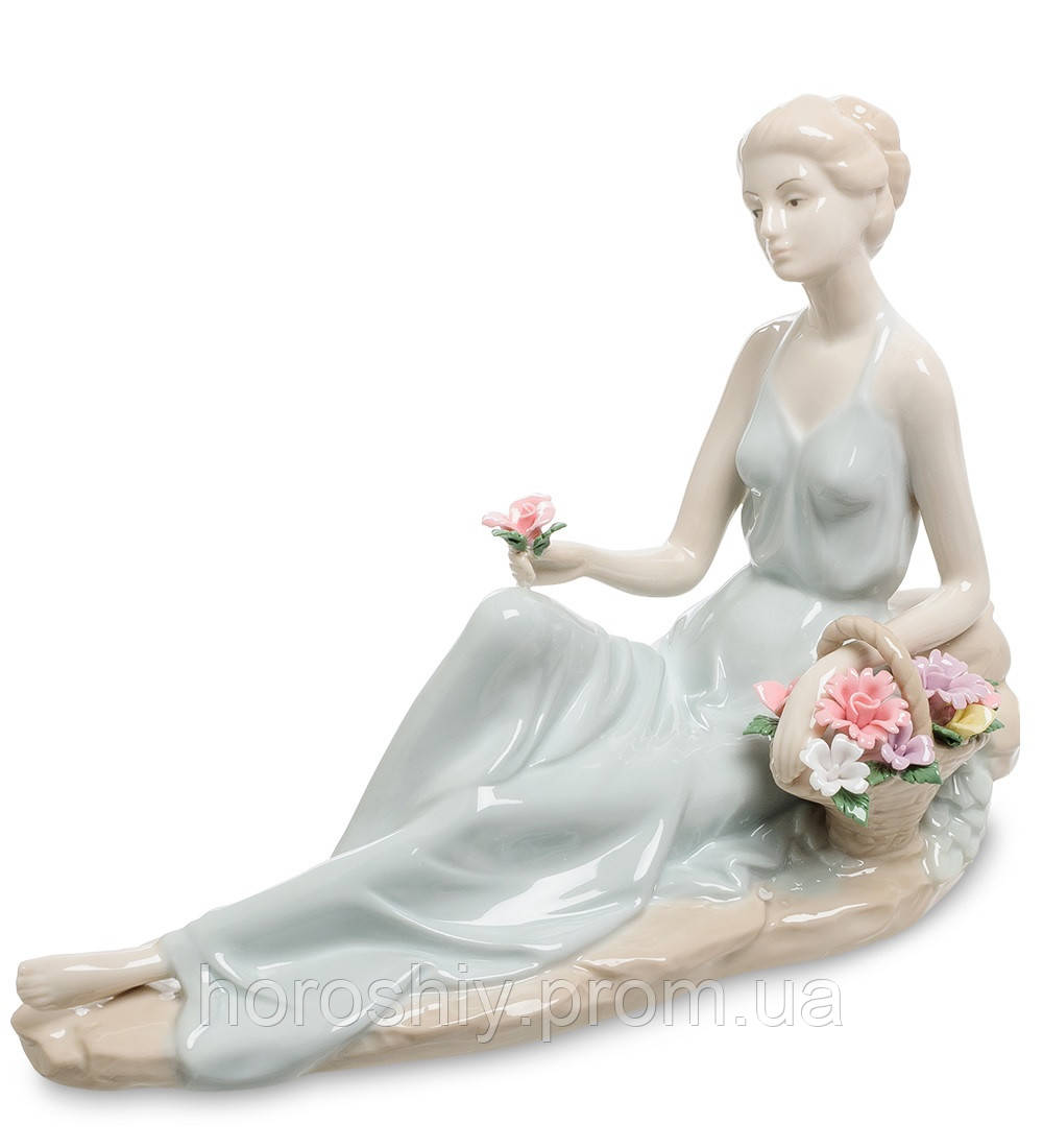 Фарфорова статуетка Дівчина Ніжні почуття 17 см Pavone