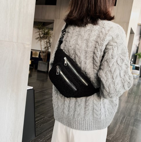 Хутряна поясна сумка чорна