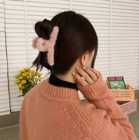 Пухнастий крабик для волосся рожевий