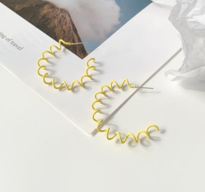 Незвичайні сережки-кільця жовтого кольору