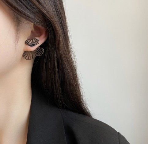 Сережка Метелик чорного кольору біжутерія