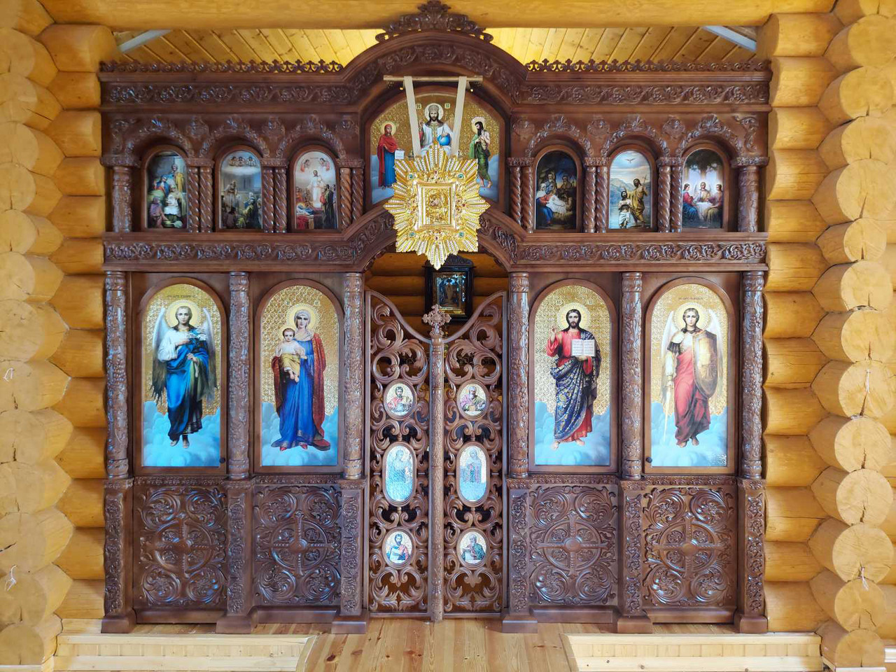 Іконостас з детальним різьбленням під лак