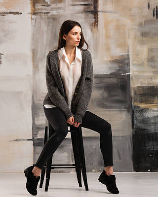 Кардиган жіночий темно-сірий твід на ґудзиках теплий з V-подібним вирізом WOOLBOOK