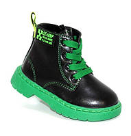 Осенние ботинки для мальчиков черного цвета на зеленой подошве и шнуровке