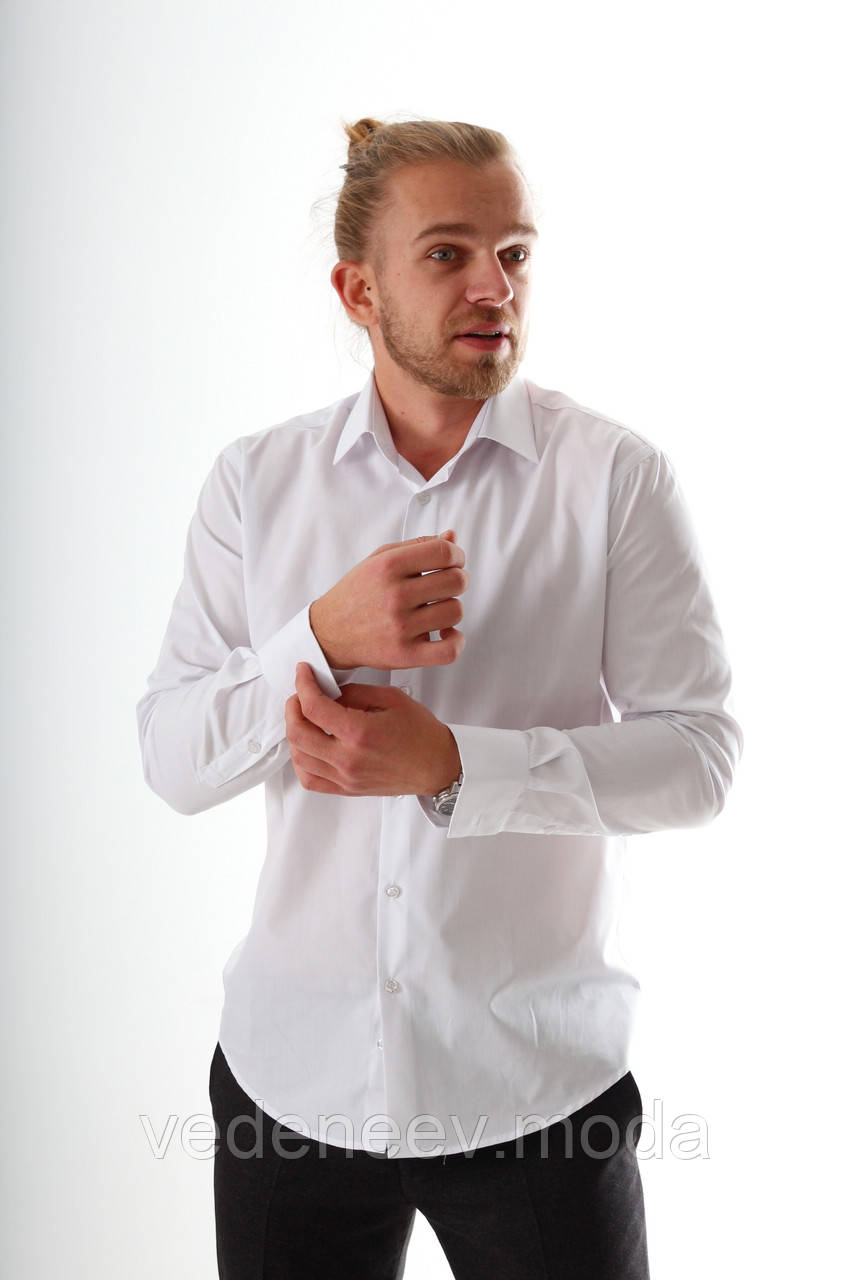 Чоловіча сорочка білого кольору напівприталеного силуету