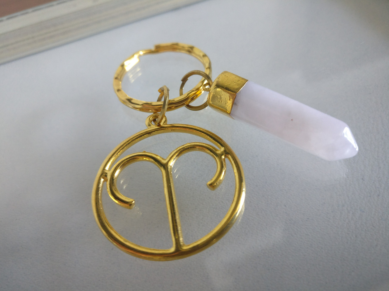 Брелок з рожевого кварцу Овен, знак зодіаку Овен, подарунок Овну